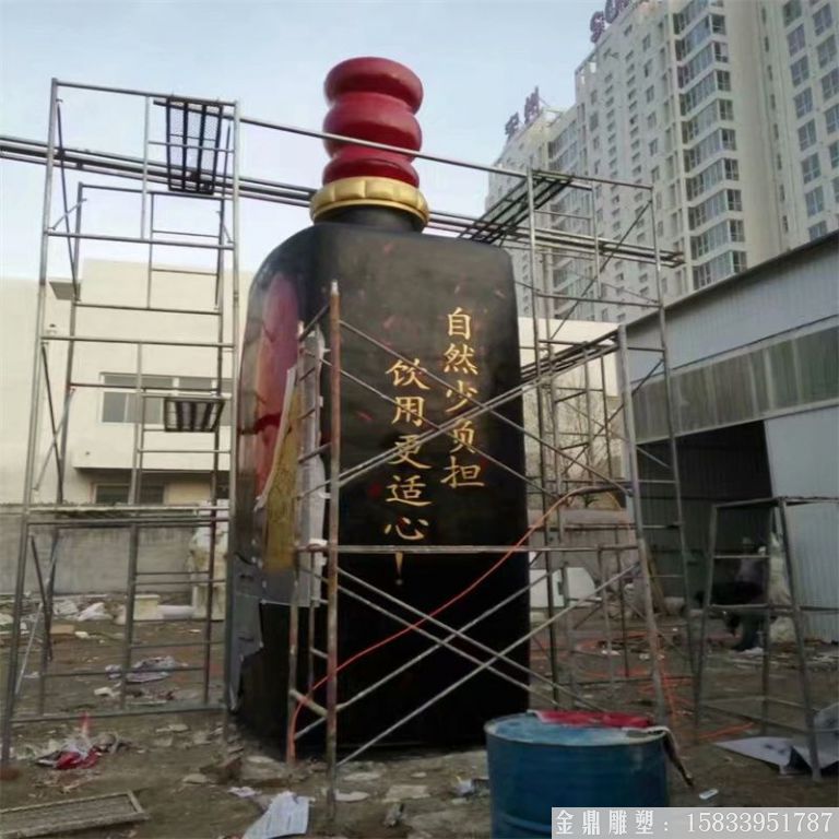 玻璃鋼大型酒瓶雕塑，酒廠仿真酒瓶雕塑定制3