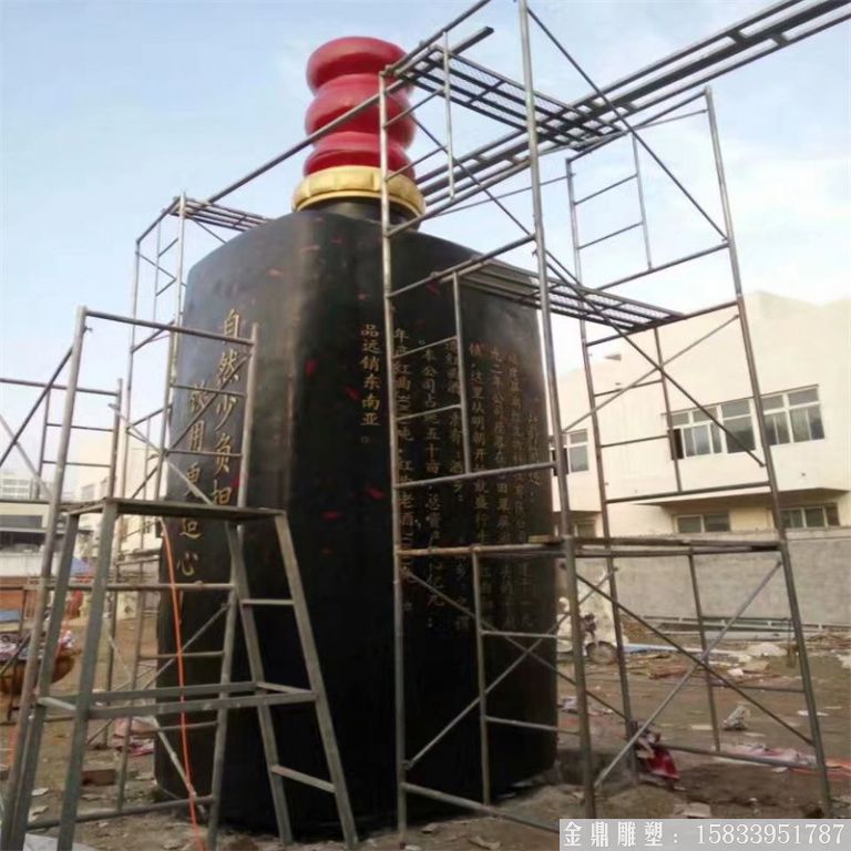 玻璃鋼大型酒瓶雕塑，酒廠仿真酒瓶雕塑定制4